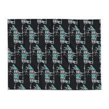 Load image into Gallery viewer, Cozy Arctic Fleece Blanket with Elk Design