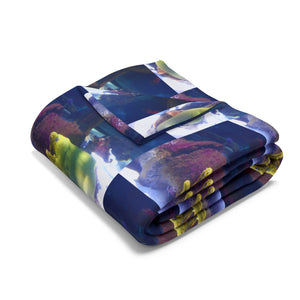 Cozy Arctic Fleece Blanket with Vibrant Eel Design – Perfect for Home and Gifting