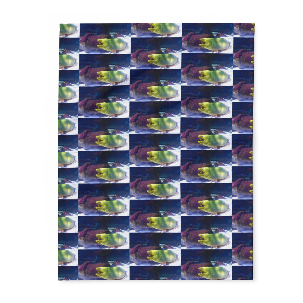 Cozy Arctic Fleece Blanket with Vibrant Eel Design – Perfect for Home and Gifting